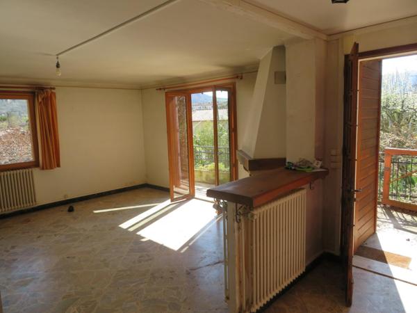 Maison en 3 parties indépendantes avec garage et jardin