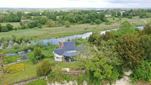 BORDS DE LOIRE : belle maison troglodyte du 15e siècle.