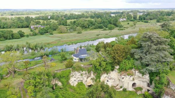 BORDS DE LOIRE : belle maison troglodyte du 15e siècle.