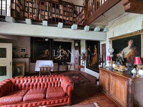 BORDS DE LOIRE : belle maison troglodyte du 15e siècle.