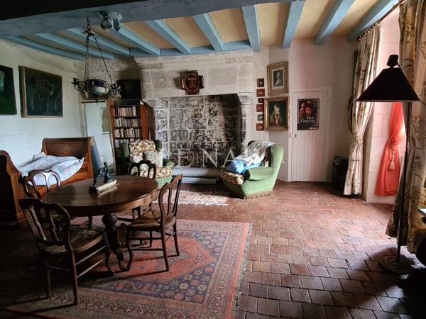 BORDS DE LOIRE : belle maison troglodyte du 15e siècle.