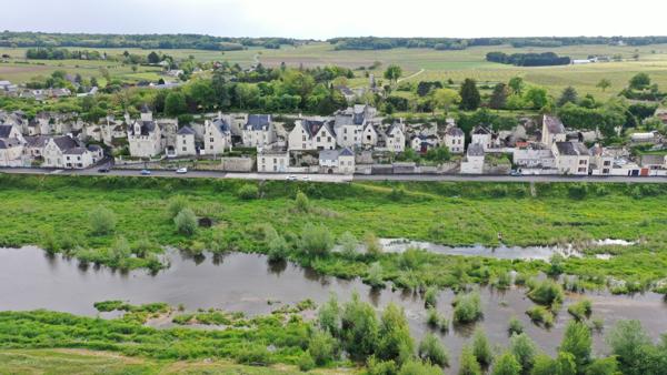 BORDS DE LOIRE : belle maison troglodyte du 15e siècle.