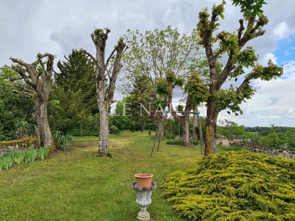 BORDS DE LOIRE : belle maison troglodyte du 15e siècle.