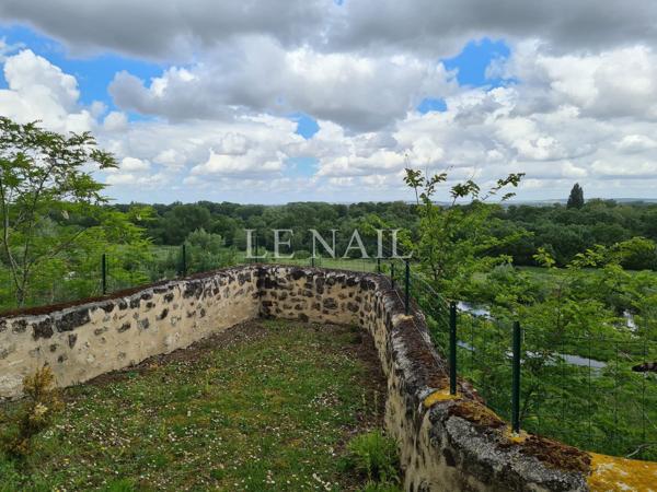 BORDS DE LOIRE : belle maison troglodyte du 15e siècle.