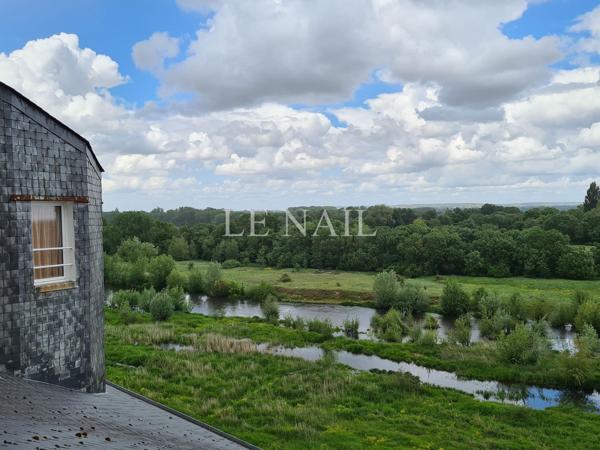 BORDS DE LOIRE : belle maison troglodyte du 15e siècle.