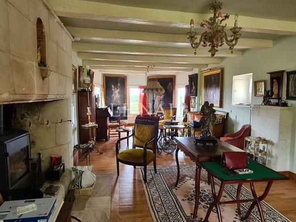 BORDS DE LOIRE : belle maison troglodyte du 15e siècle.