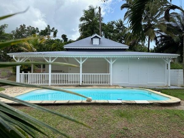 Villa de Charme T4+Mezz 148 m² avec piscine sur parcelle de 900 m² clôturé (Parcelle totale 2703 m²).