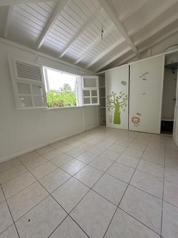 Villa de Charme T4+Mezz 148 m² avec piscine sur parcelle de 900 m² clôturé (Parcelle totale 2703 m²).