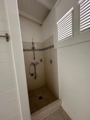 Villa de Charme T4+Mezz 148 m² avec piscine sur parcelle de 900 m² clôturé (Parcelle totale 2703 m²).