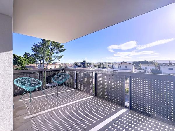 Appartement T2 moderne de 48 m² avec terrasse et vue dégagée sur le Massif de La Clape, place de parking & ascenseur, Quartier prisé et verdoyant 11100 Narbonne