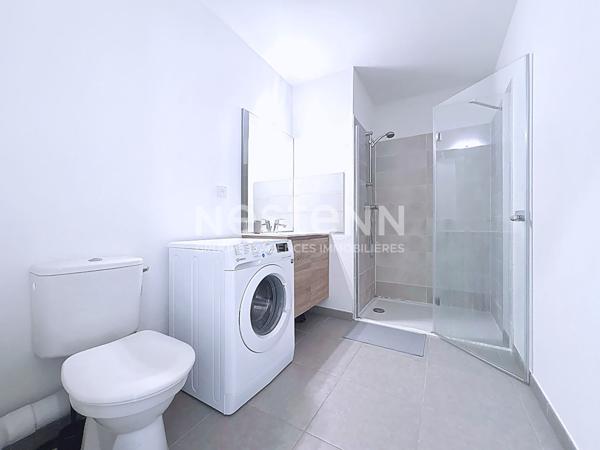 Appartement T2 moderne de 48 m² avec terrasse et vue dégagée sur le Massif de La Clape, place de parking & ascenseur, Quartier prisé et verdoyant 11100 Narbonne