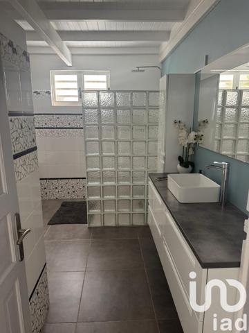 Maison 10 pièces de 200 m² à Sainte-Anne (97180)