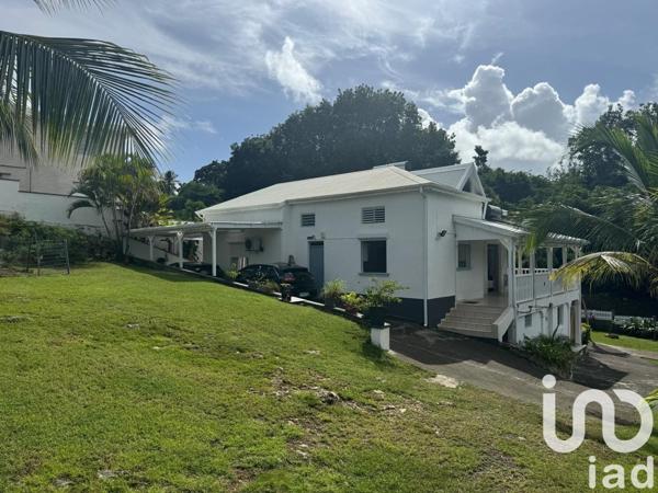 Maison 10 pièces de 200 m² à Sainte-Anne (97180)