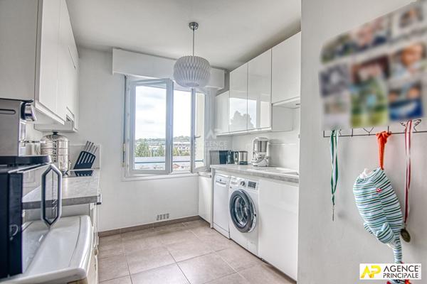 Versailles Notre-Dame Boulevard de la Reine Appartement 5 pièces 103 m² situé au 5ème et dernier étage avec ascenseur, cave et parking en sous-sol €795 000 ** - Référence 27247