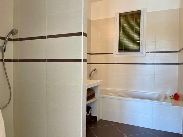 À VENDRE LAURIS (84) Propriété d’exception de plain-pied avec piscine et jardin paysager