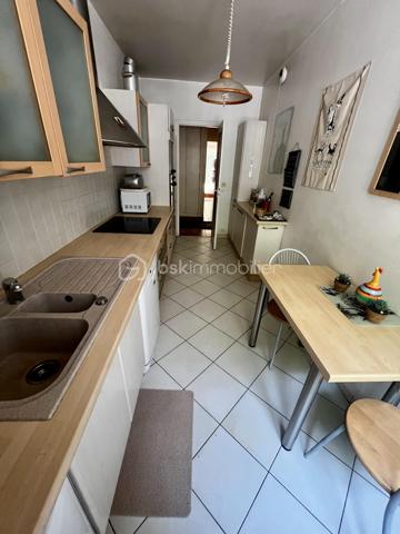 Appartement familial exceptionnel au rez de chaussée avec jardin privatif de 132 m². L'appartement traversant se compose d'une entrée logeable desservant 1 chambre parentale avec salle d'eau, 2 chambres, un double séjour d'environ 47 m² avec loggia.