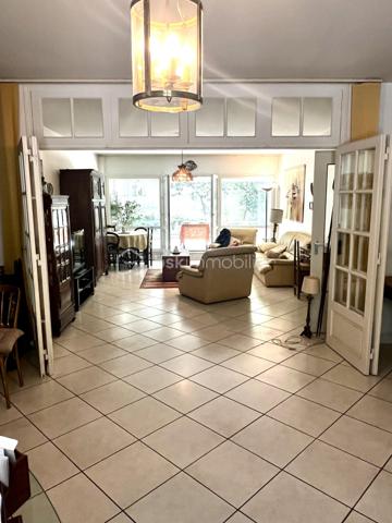 Appartement familial exceptionnel au rez de chaussée avec jardin privatif de 132 m². L'appartement traversant se compose d'une entrée logeable desservant 1 chambre parentale avec salle d'eau, 2 chambres, un double séjour d'environ 47 m² avec loggia.