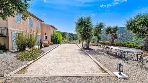 Superbe villa à vendre à Plan de la Tour avec piscine.