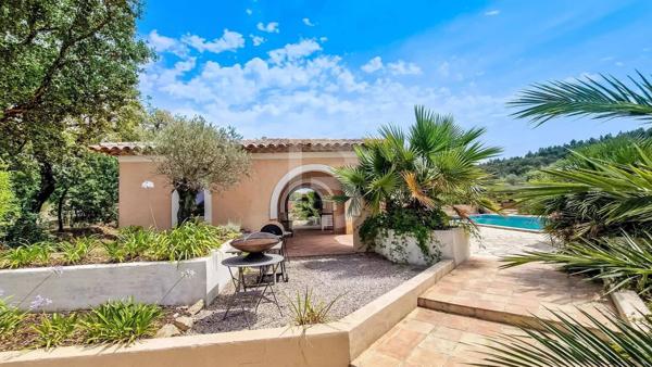 Superbe villa à vendre à Plan de la Tour avec piscine.