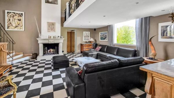 Superbe villa à vendre à Plan de la Tour avec piscine.