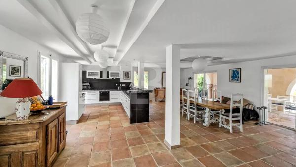 Superbe villa à vendre à Plan de la Tour avec piscine.