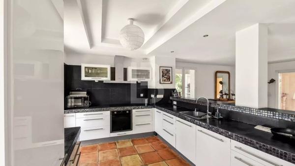 Superbe villa à vendre à Plan de la Tour avec piscine.