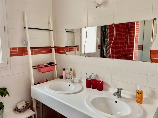 MAISON SPACIEUSE DE PLAIN-PIED - 5 chambres - DE 138m2 avec chalet