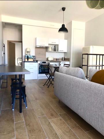Appartement type 2 de 47m2 avec jardin d'hiver de 8m2 et place de parking , Bordeaux