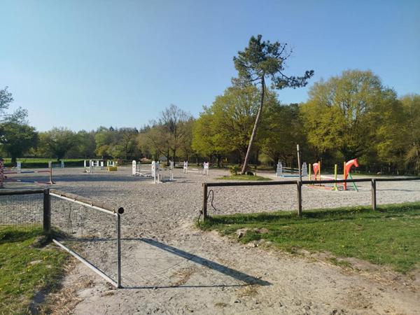 Centre Equestre en Centre Bretagne, Murs commerciaux