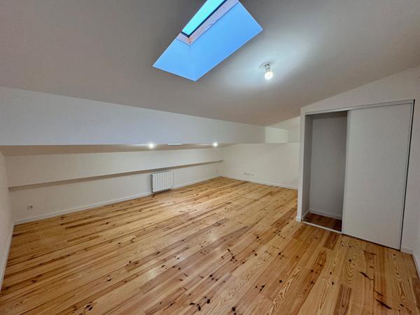 Immeuble rénové offrant trois logements lumineux dont deux T1 bis et un duplex T3 secteur Capucins Carcassonne