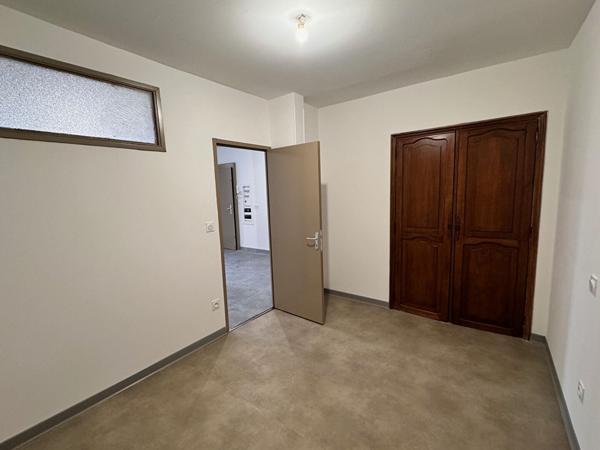 Immeuble rénové offrant trois logements lumineux dont deux T1 bis et un duplex T3 secteur Capucins Carcassonne