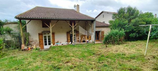 BELLE MAISON DE VILLE EN  PIERRE AVEC GARAGE ET JARDIN