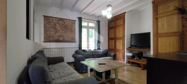 BELLE MAISON DE VILLE EN  PIERRE AVEC GARAGE ET JARDIN