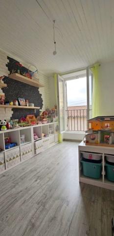BELLE MAISON DE VILLE EN  PIERRE AVEC GARAGE ET JARDIN