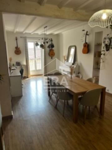 BELLE MAISON DE VILLE EN  PIERRE AVEC GARAGE ET JARDIN