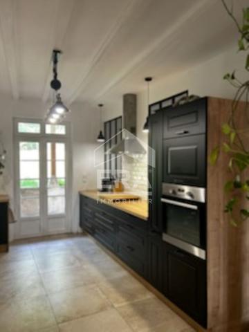BELLE MAISON DE VILLE EN  PIERRE AVEC GARAGE ET JARDIN
