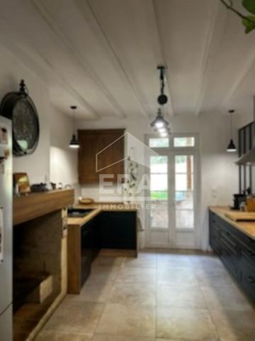 BELLE MAISON DE VILLE EN  PIERRE AVEC GARAGE ET JARDIN