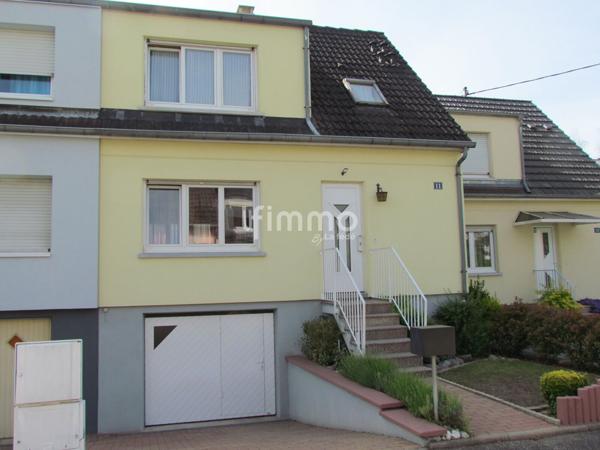 Maison accolée avec un garage et un jardin
