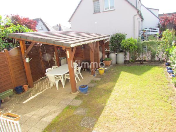 Maison accolée avec un garage et un jardin