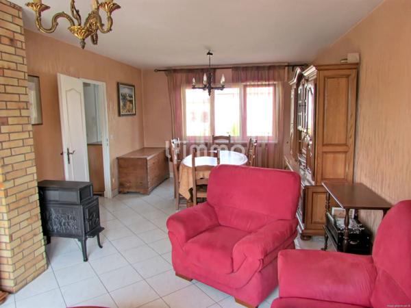 Maison accolée avec un garage et un jardin