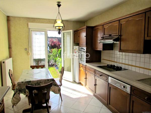 Maison accolée avec un garage et un jardin