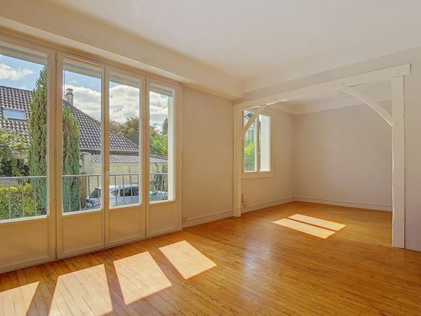 A Louer PAU Quartier TRESPOEY- Un bel appartement T2 rénové de 58.30 m² avec garage de 29.81 m² et un balcon,