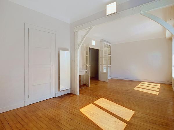 A Louer PAU Quartier TRESPOEY- Un bel appartement T2 rénové de 58.30 m² avec garage de 29.81 m² et un balcon,
