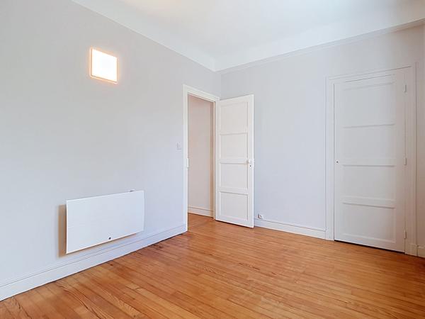 A Louer PAU Quartier TRESPOEY- Un bel appartement T2 rénové de 58.30 m² avec garage de 29.81 m² et un balcon,