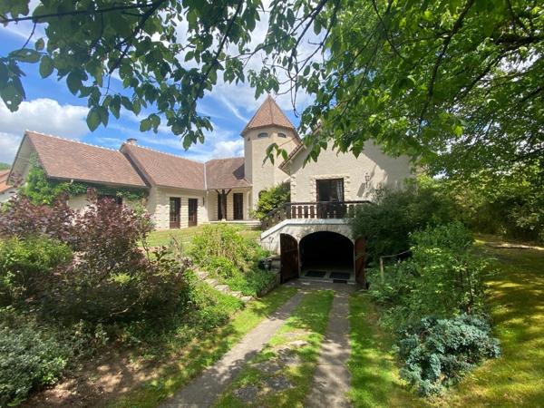 EN VENTE - Propriété style manoir contemporain 300 m² habitables plus sous-sol intégral