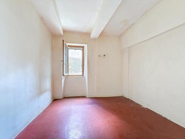 Immeuble R+3 à rénover avec local commercial – Centre-ville de Bédarieux