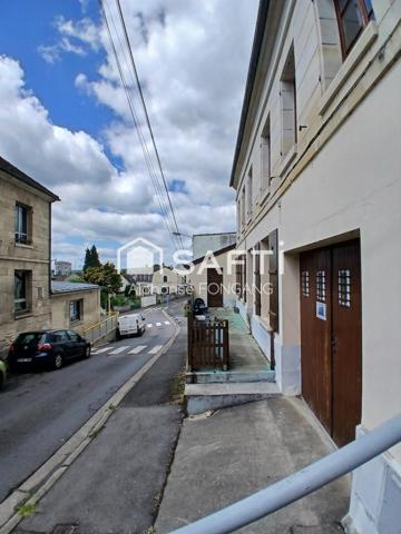 belle maison au centre de montataire avec beaucoup de potentiel avec un beau rapport qualité prix avec une possibilité d'y faire trois logements pour des investisseurs et les marchands des biens