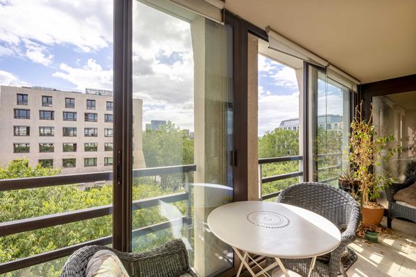 Appartement Paris 4 pièce(s) loggia 116.20 m² plus box et cave.