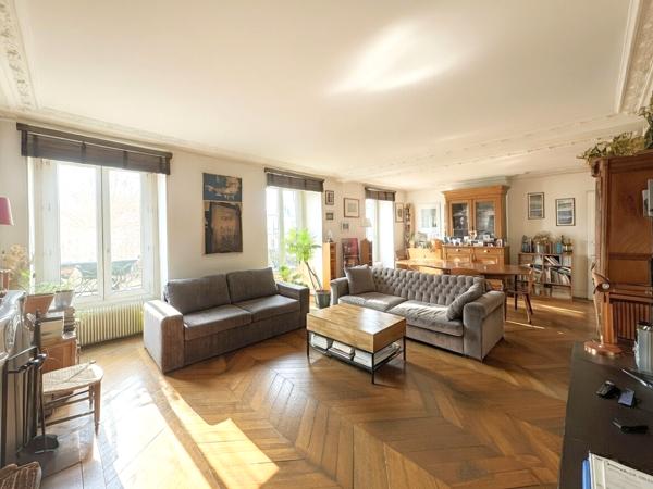 Appartement
         5 pièces
        - 113 m² Bien prestige 960 000 € *