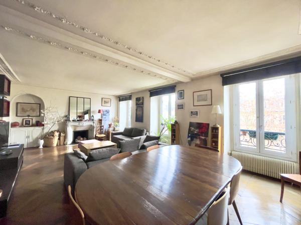 Appartement
         5 pièces
        - 113 m² Bien prestige 960 000 € *